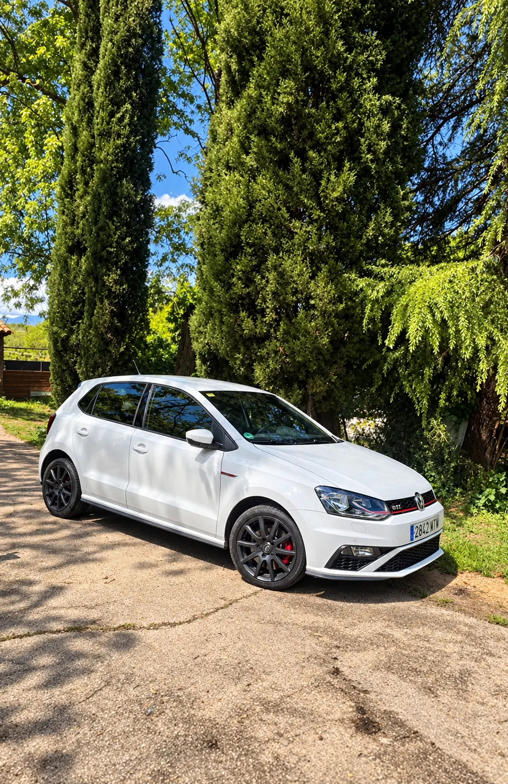 Compacto deportivo blanco visto desde el exterior
